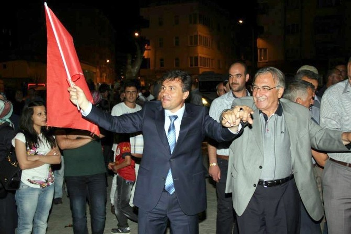 Oltulular, Seçim Zaferini Halaylarla Kutladı