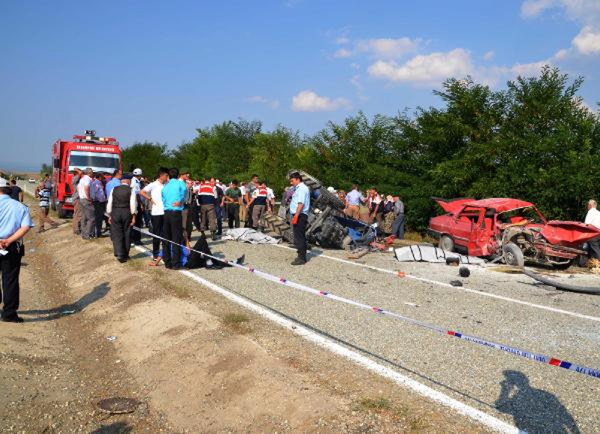 Otomobil Traktöre Çarptı: 2 Ölü, 4 Yaralı