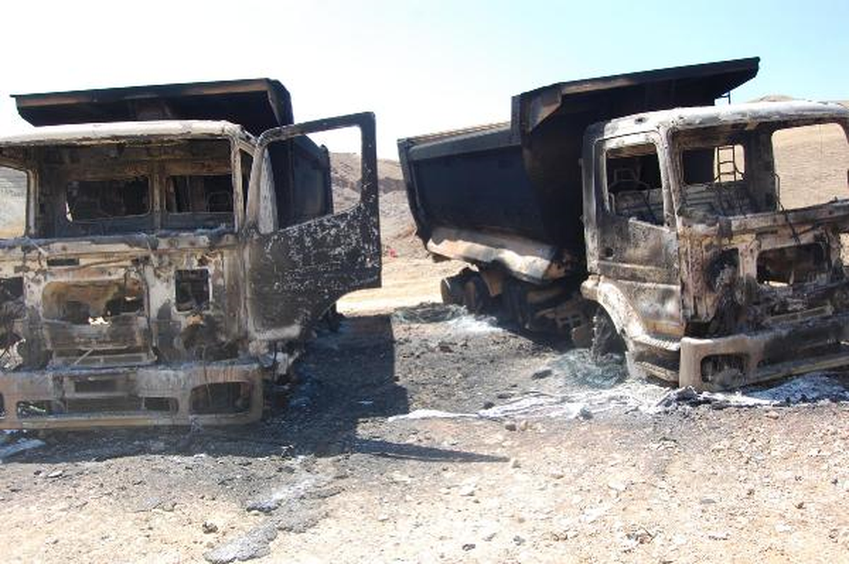 PKK\'lı Teröristler Muş\'ta 3 Yere Saldırıp İş Makinelerini Yaktı