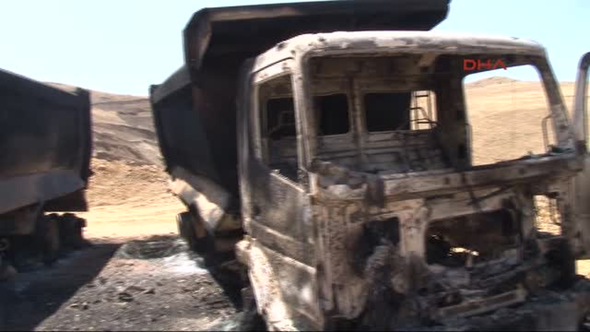 PKK\'lı Teröristler Muş\'ta 3 Yere Saldırıp İş Makinelerini Yaktı