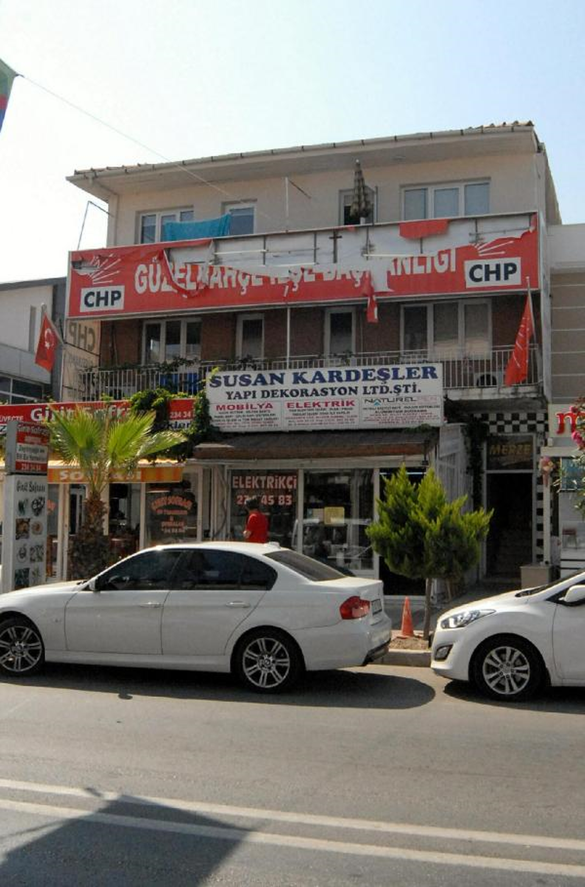 Seçim Sonucunu Kutlama Sırasında CHP Tabelası Parçalandı