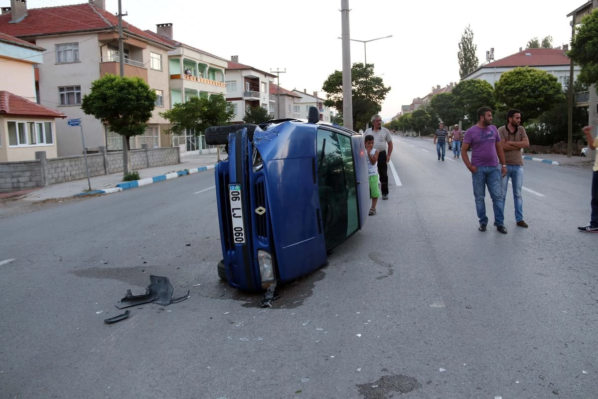 Şarkışla\'da İki Otomobil Çarpıştı: 4 Yaralı