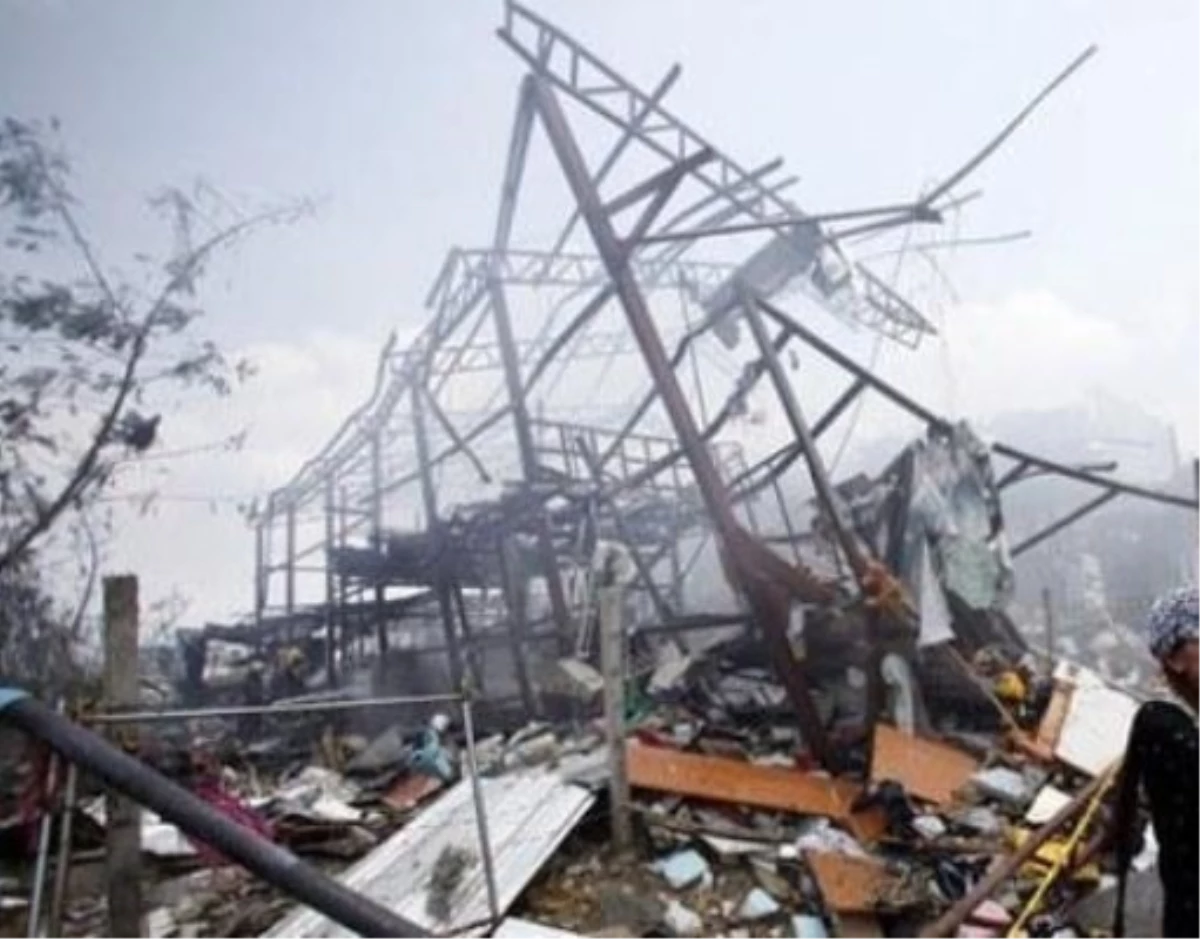 Tayland\'da İnşaat Halindeki Bina Çöktü
