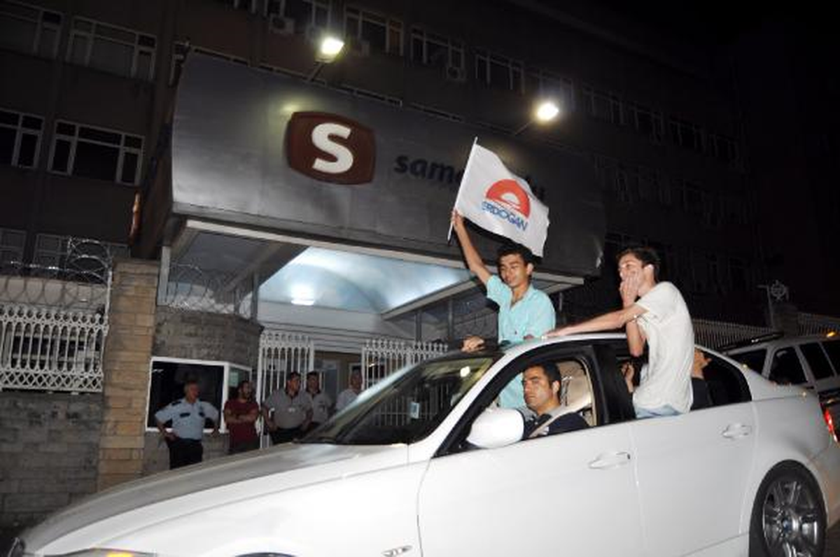 Televizyon Binasının Korkuluklarına Erdoğan Logolu Bayrak Asmak İstedi