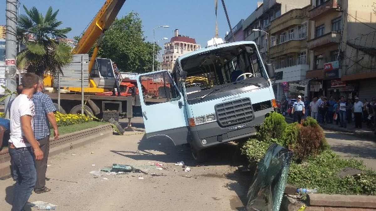Zonguldak\'ta Yolcu Minibüsü Yan Yattı