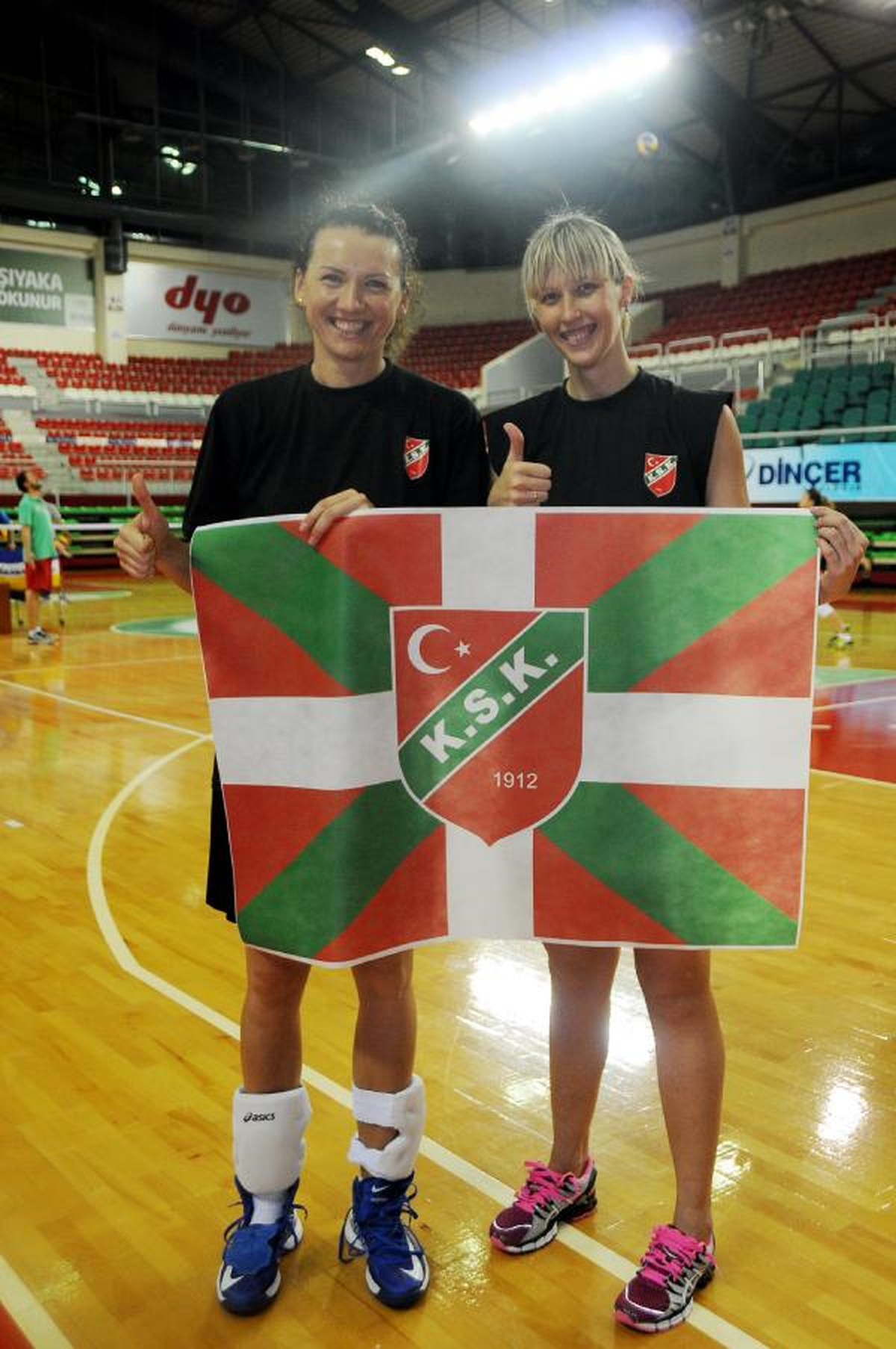 2 Bayan Voleybolcu Karşıyaka İçin 2\'nci Lig\'de