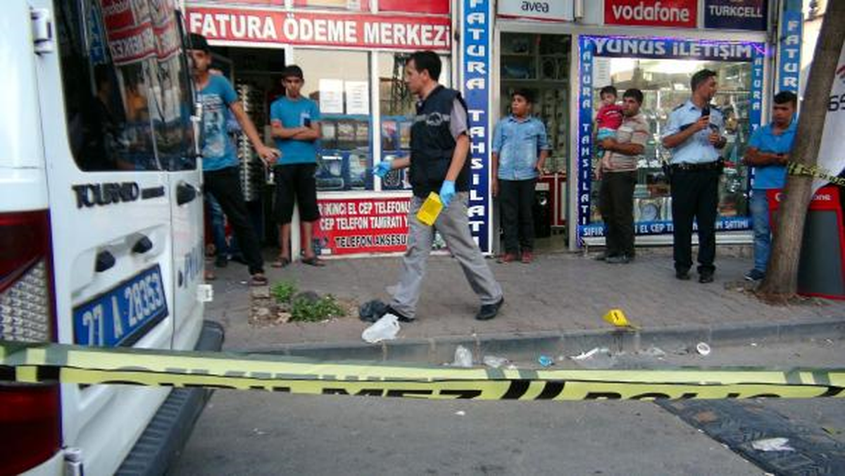 Gaziantep\'te 2 Sürücü Kavga Etti, Yoldan Geçen Genç Öldü