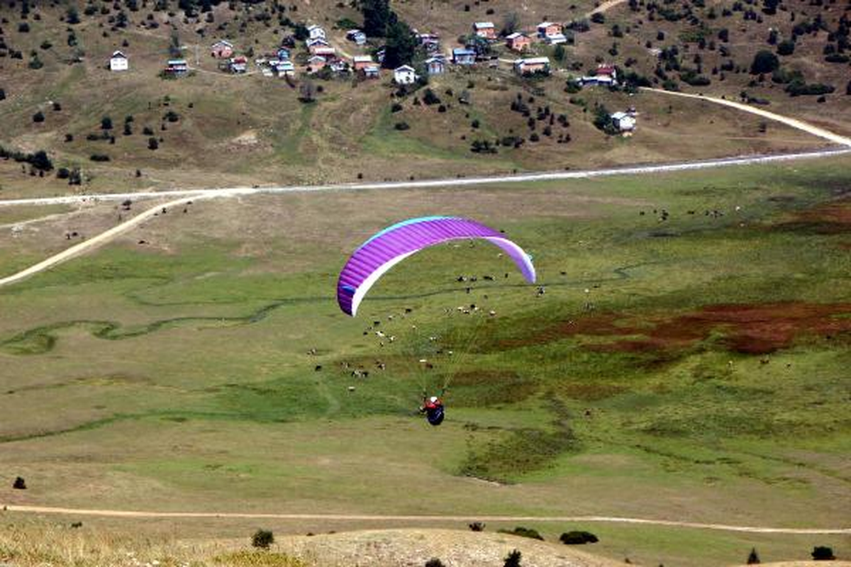 Abant Paraşütlerle Renklendi