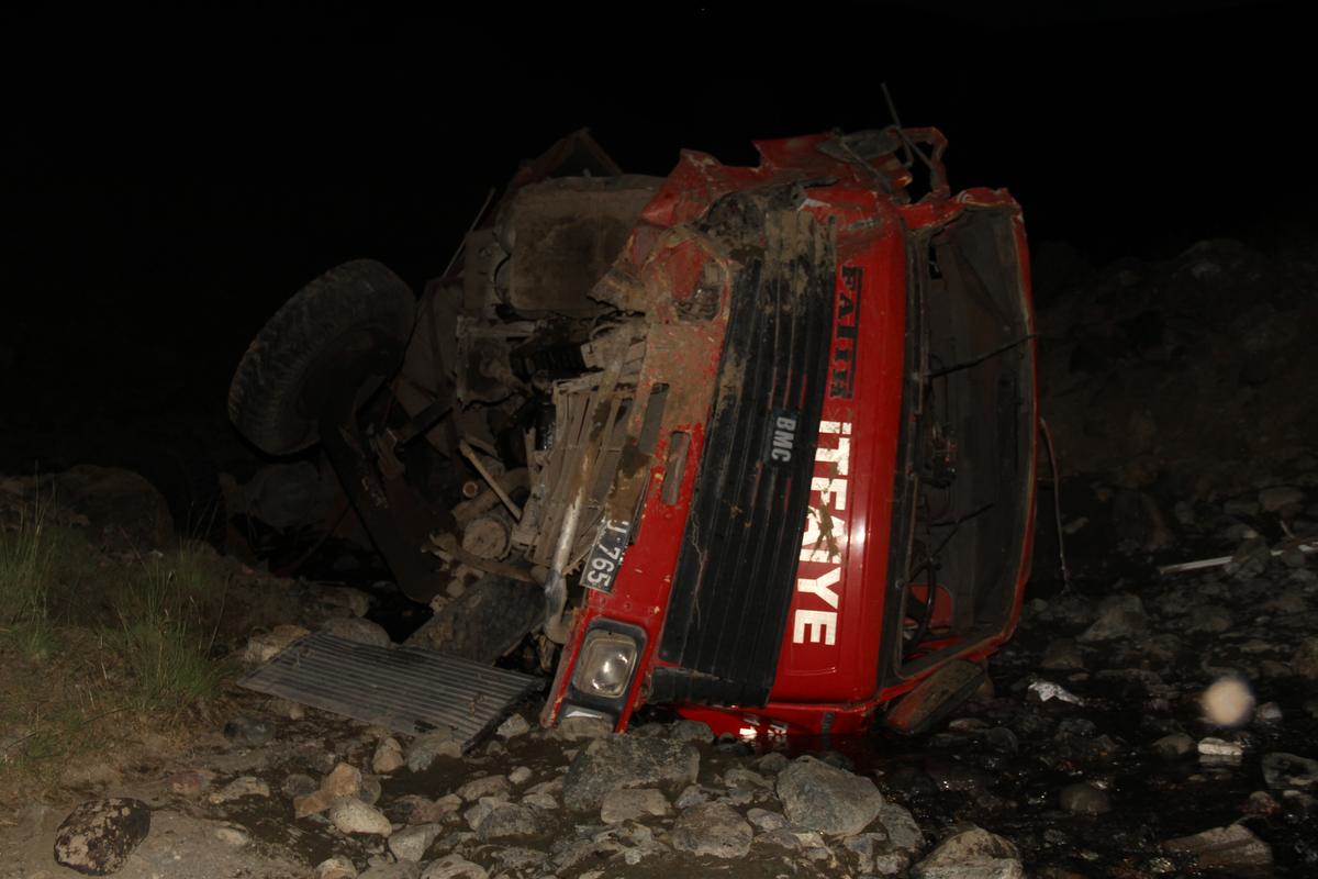 Ağrı\'da İtfaiye Aracı Şarampole Devrildi: 3 Ölü