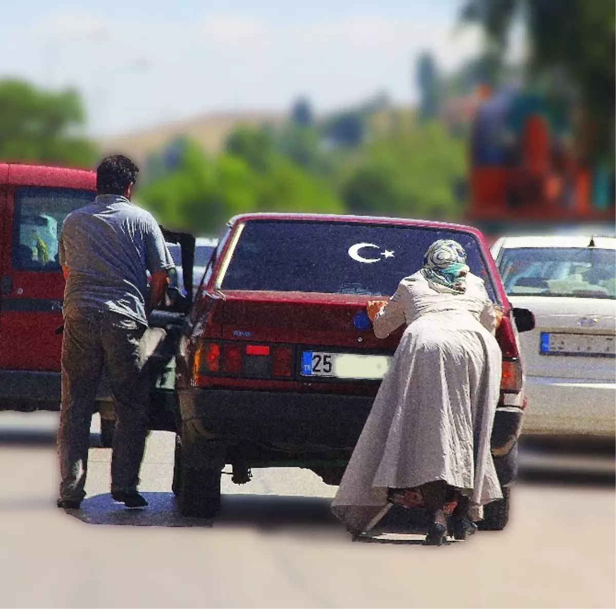 Arıza Yapan Otomobili Eşiyle Birlikte İtekledi