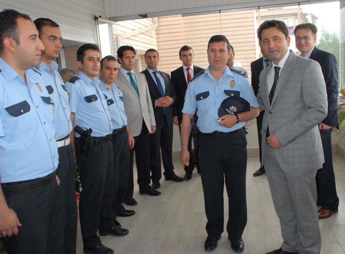 Emniyet Müdürü Altın Dağıttı