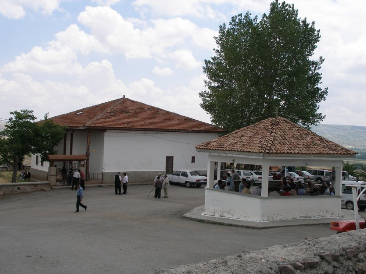 Tarihi Türbe Restore Edilecek