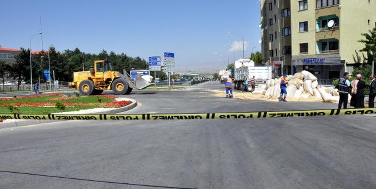 Kamyon Devrildi, 10 Ton Saman Yola Savruldu
