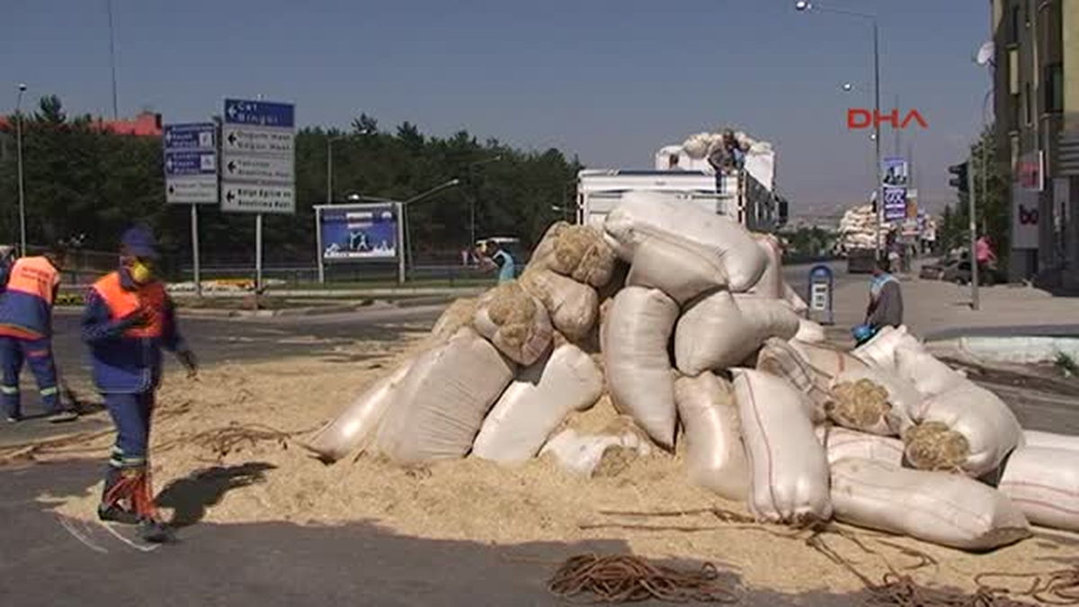 Kamyon Devrildi, 10 Ton Saman Yola Savruldu