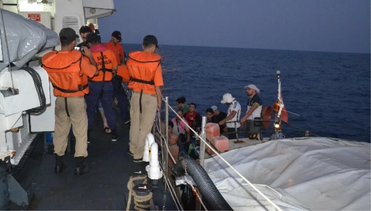 Mersin\'de Balıkçı Teknesiyle Yurt Dışına Kaçmaya Çalışan 57 Suriyeli Yakalandı