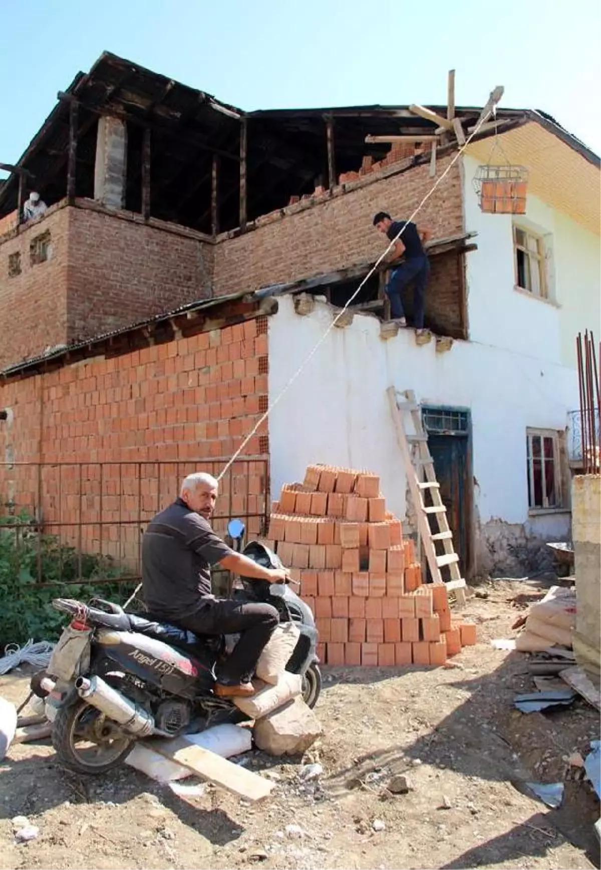 Motosikletiyle 10 Bin Tuğlayı İnşaatın En Üst Katlarına Taşıyor