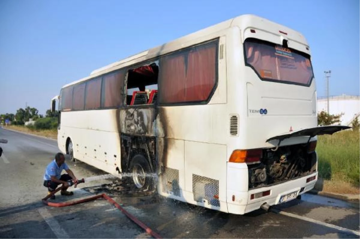 Antalya\'da Otel Personelini Taşıyan Otobüste Yangın Çıktı