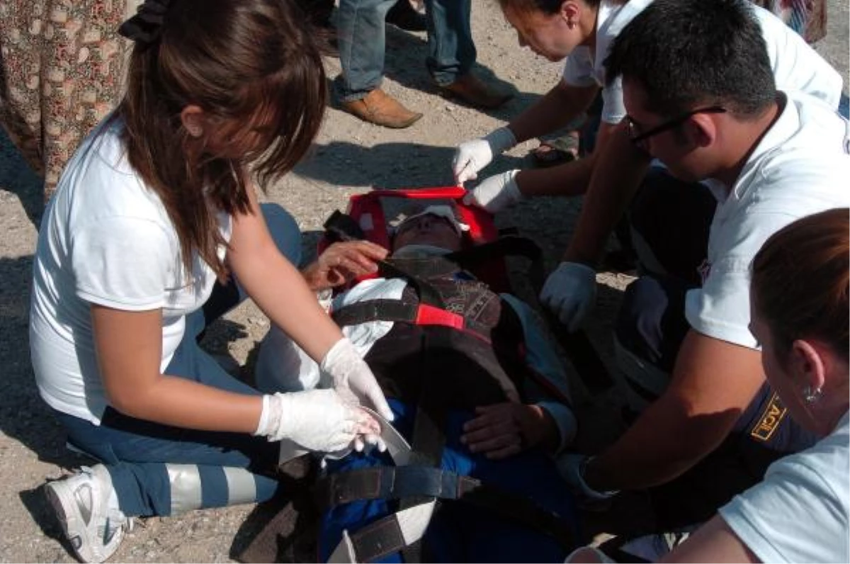 Bayramiç\'te Otomobil Motosiklete Çarptı: 2 Kadın Yaralandı