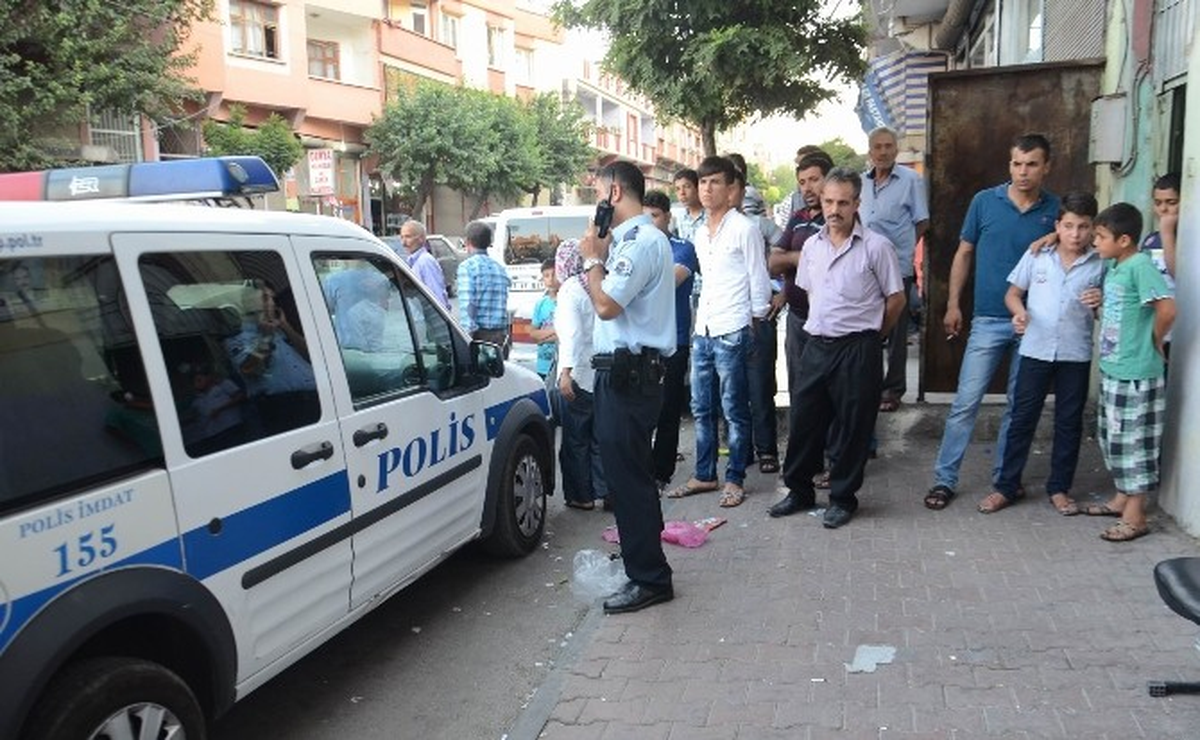 Sürücülerin Silahlı Kavgasında Yoldan Geçen Genç Öldü