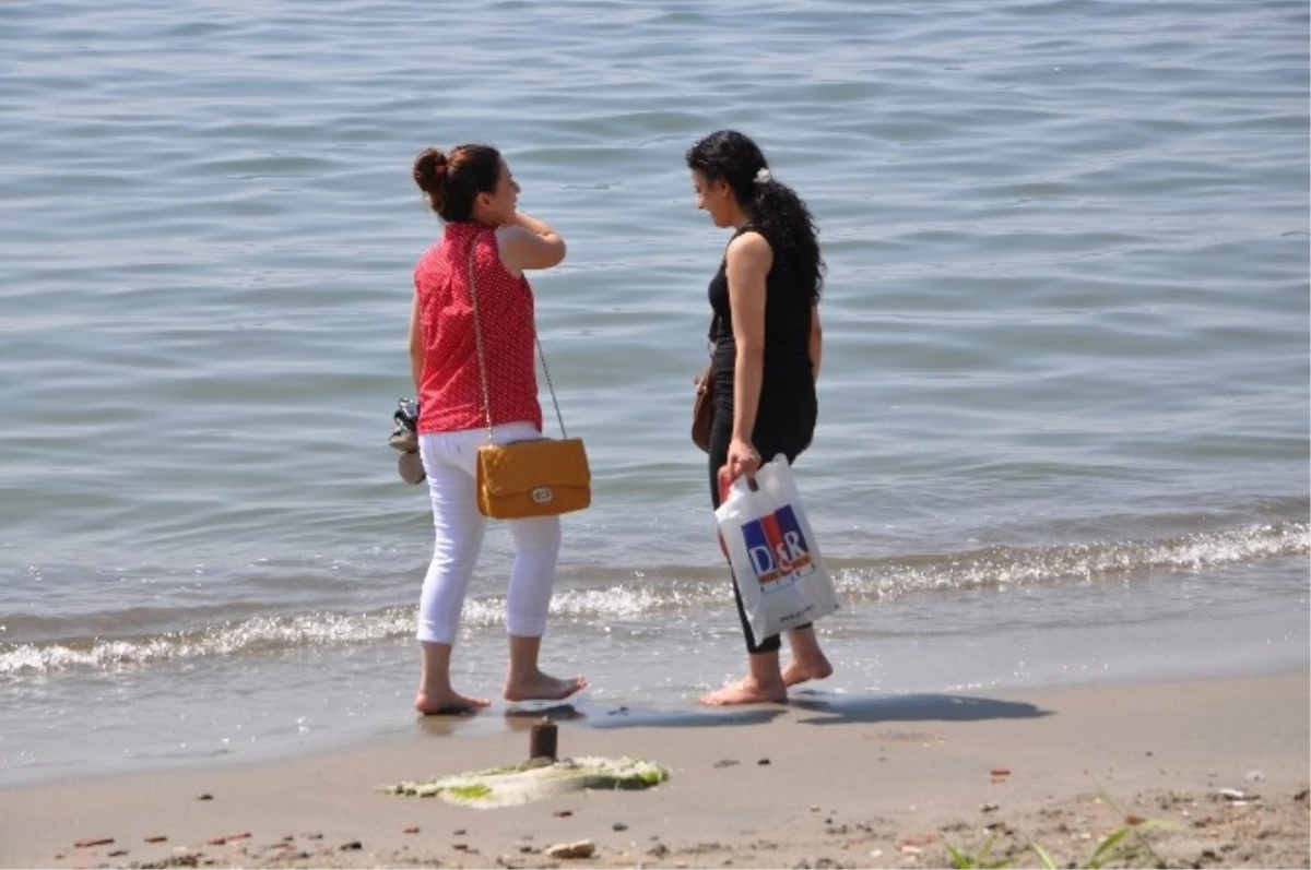 Tekirdağ\'da Sıcaktan Bunalan Vatandaşlar Serinlemeye Çalışıyor