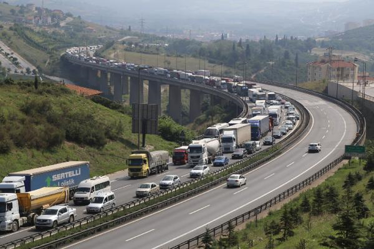 TEM\'de Yarım Saatlik Çalışma 15 Kilometrelik Kuyruk Oluşturdu