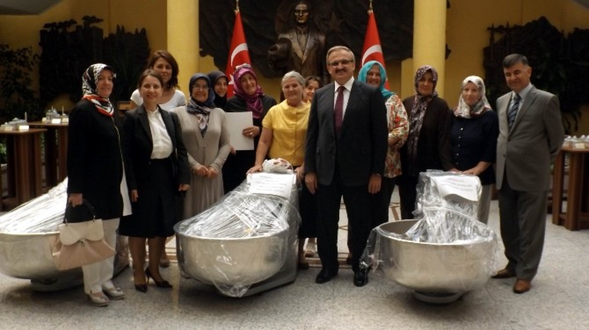Vali Karaloğlu\'ndan Kadın Derneklerine Hamur Yoğurma Makinesi