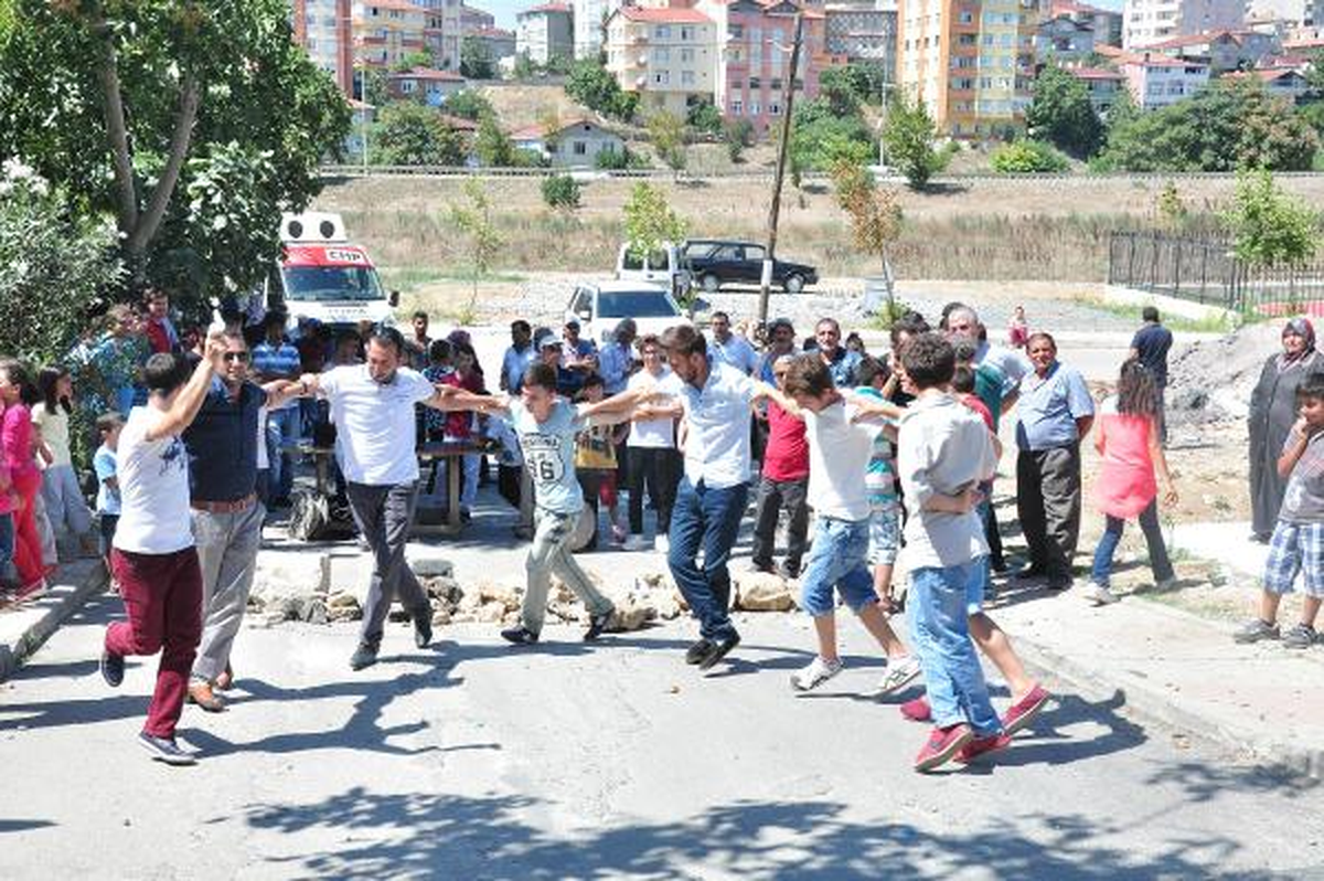 Baz İstasyonuna Halaylı-Horonlu Protesto
