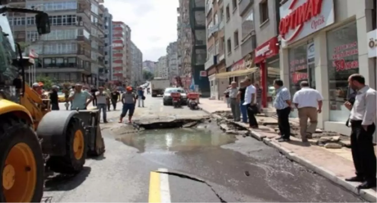 Çöken Yol Mahalleliyi Korkuttu