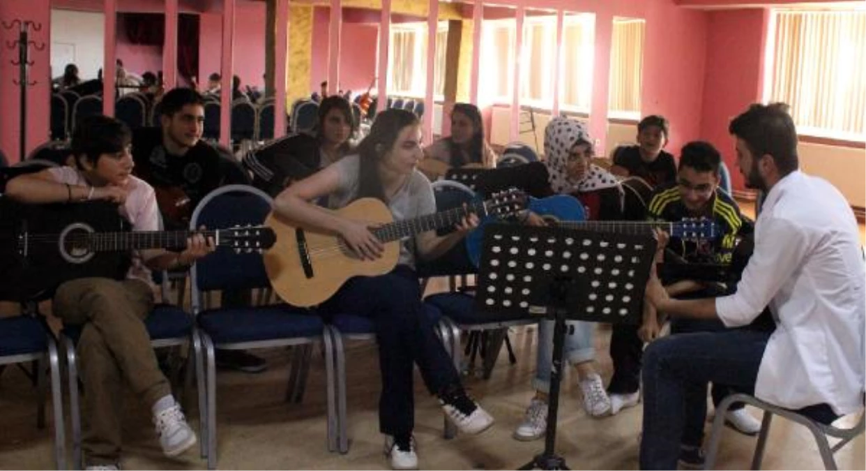 Erzurumlu Gençler Gitara Merak Sardı