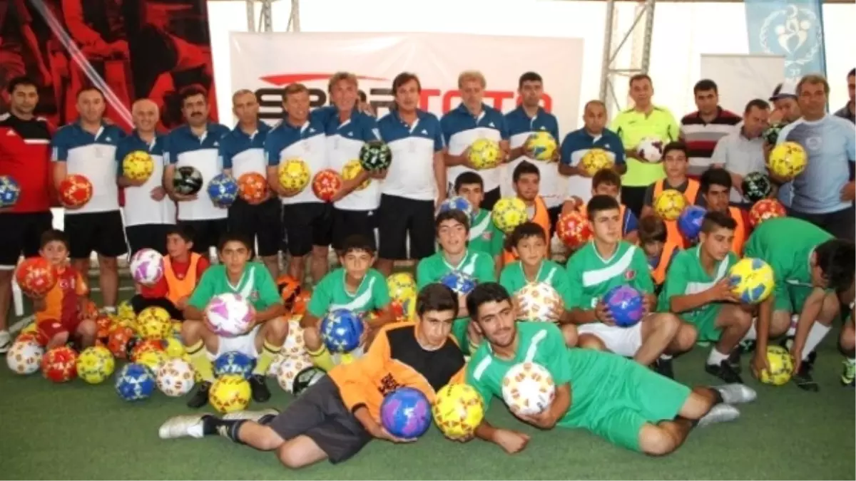 Türk Futbolunun Efsane İsimleri Van'da Halı Saha Maçı Yaptı