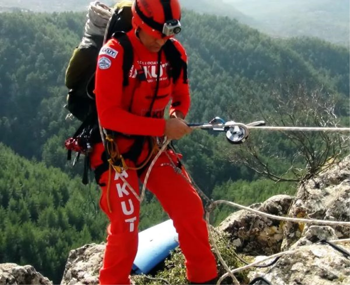 Silifke\'de Kayalıklarda Mahsur Kalan Bir Vatandaşı Jandarma Kurtardı