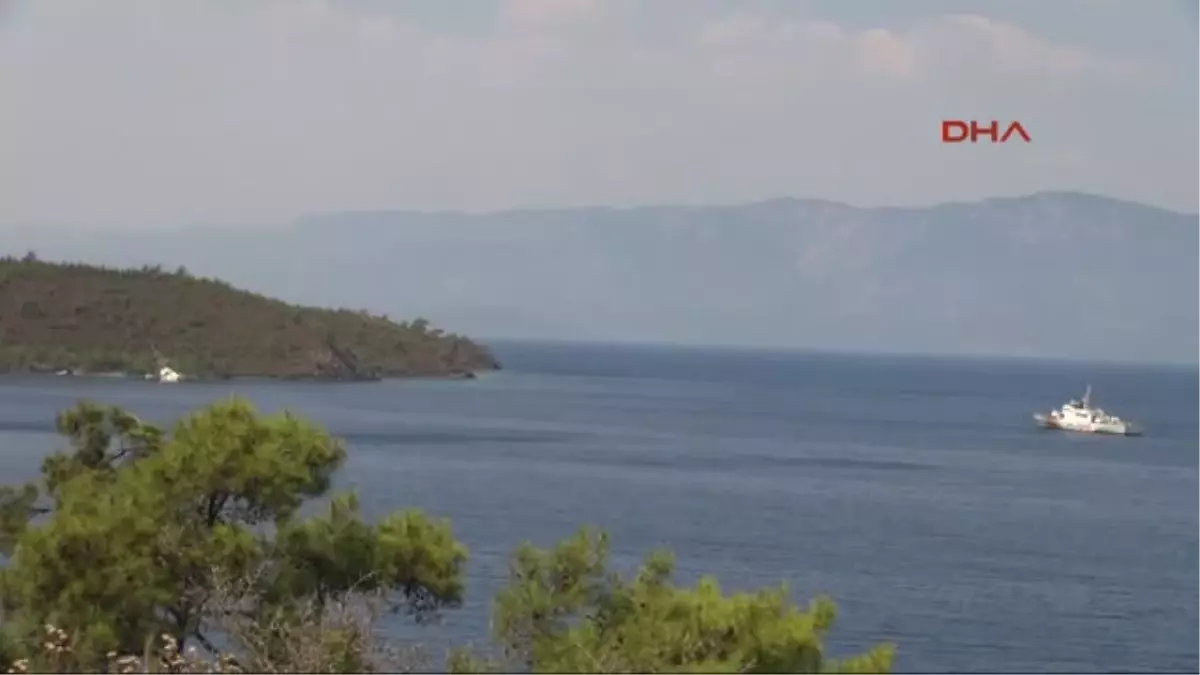 Kayıklara Çarpıp Yan Yatan Tur Teknesi Korkuttu