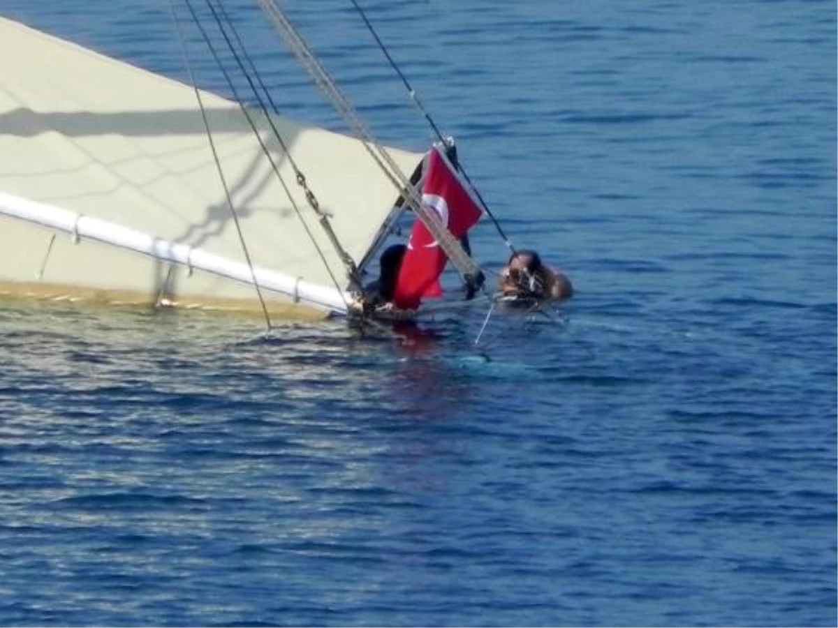 Kayıklara Çarpıp Yan Yatan Tur Teknesi Korkuttu