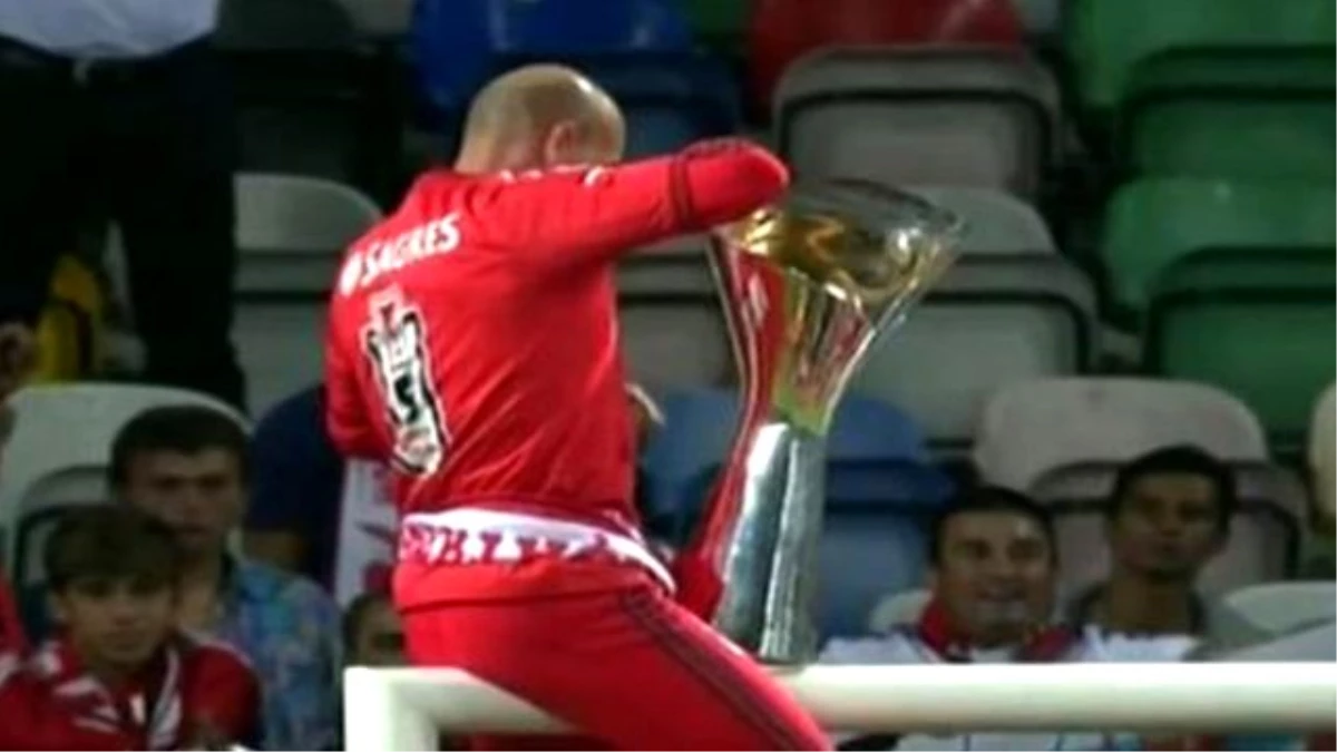 Benfica\'lı Oyuncu Süper Kupayı Kırdı