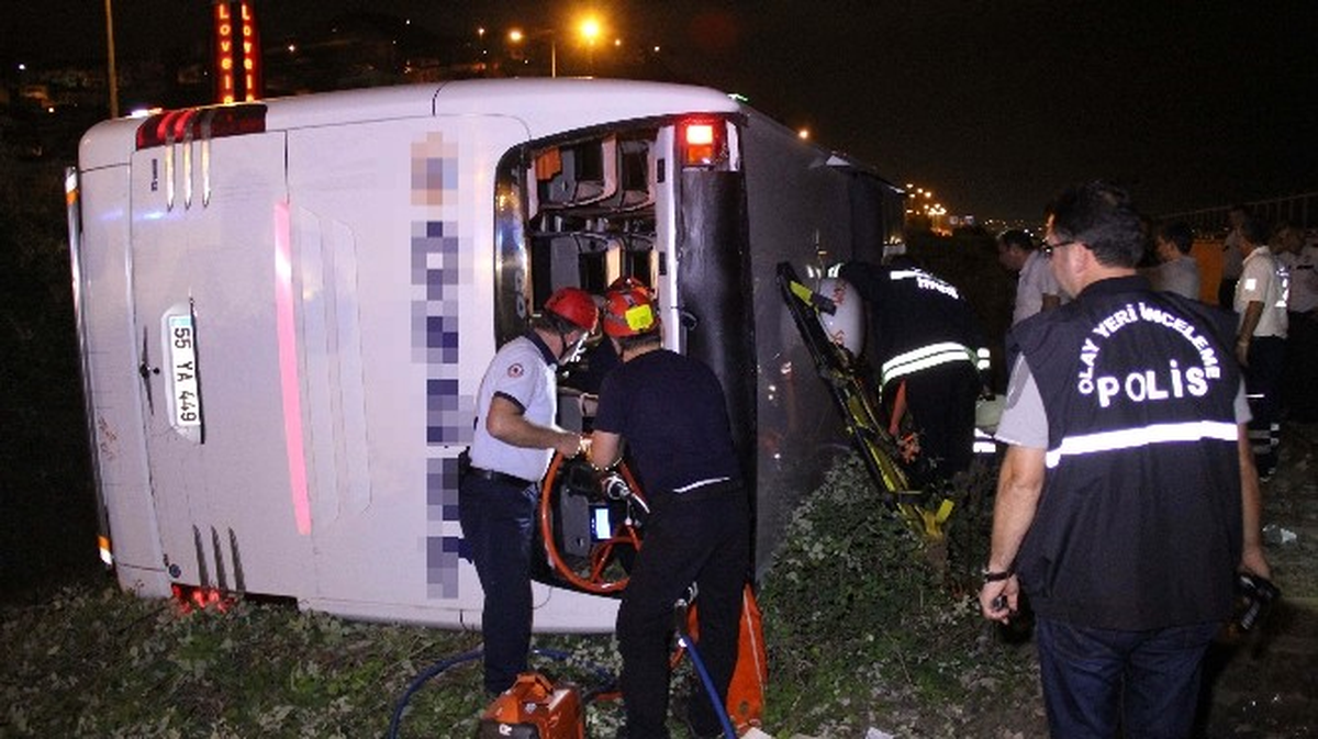 Samsun\'da Yolcu Otobüsü Devrildi: 51 Yaralı