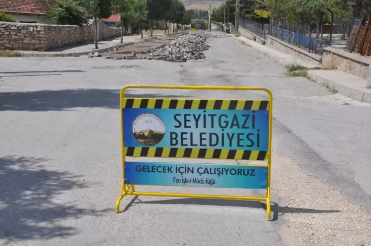 Seyitgazi\'de Bozuk Yol Kalmayacak