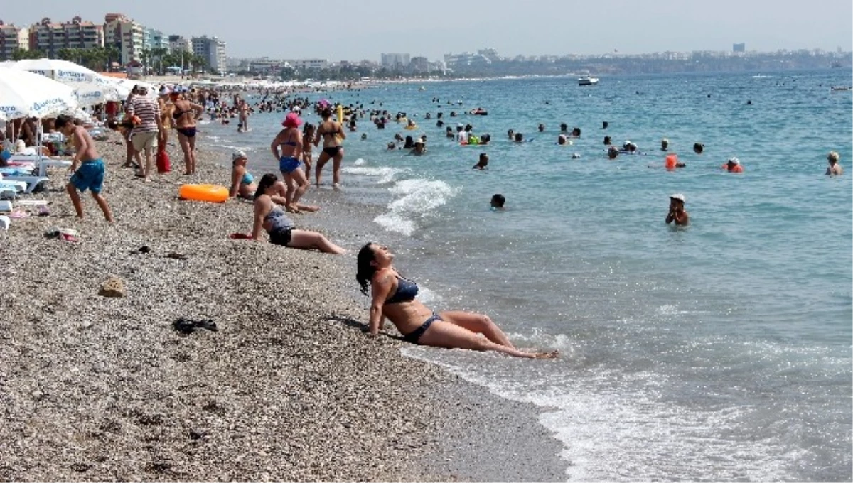 Antalya\'da Sıcaklığın Artacağı Uyarısı Sahilleri Doldurdu