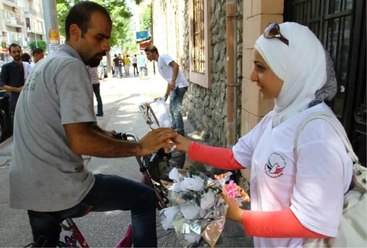 Suriyeliler Beyaz Gül ve Teşekkür Bildirisi Dağıttı