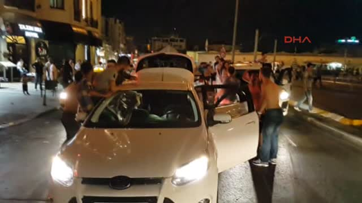 Taksim\'de Tehlikeli Asker Uğurlama Konvoyu