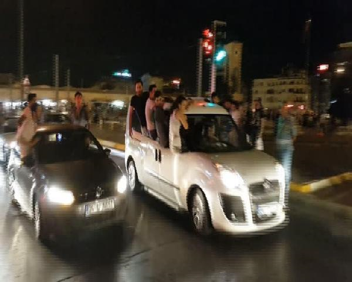 Taksim'de Tehlikeli Asker Uğurlama Konvoyu