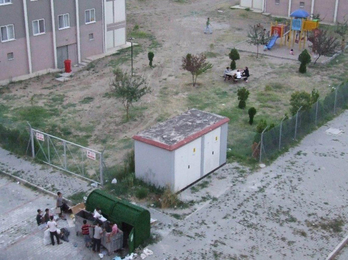 Yaşıtları Oyun Parkında Onlar Çöplükte