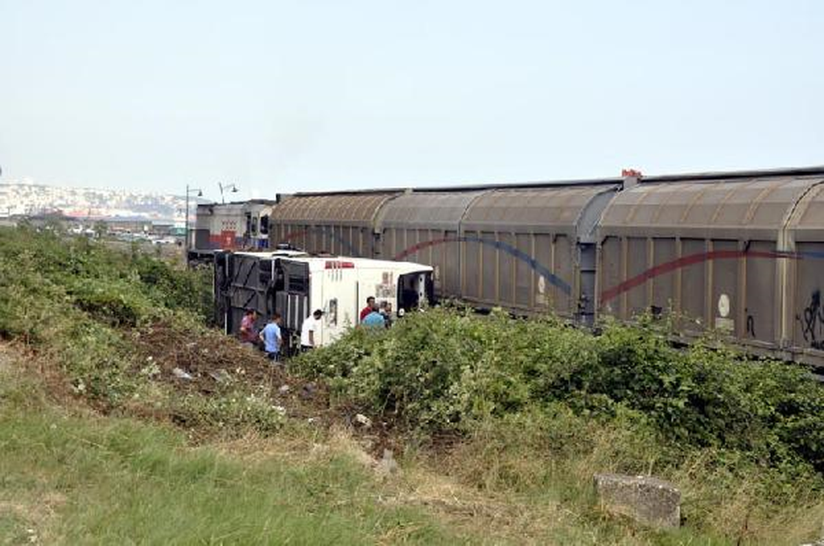Yolcu Otobüsü Demiryoluna Uçtu: 26 Yaralı