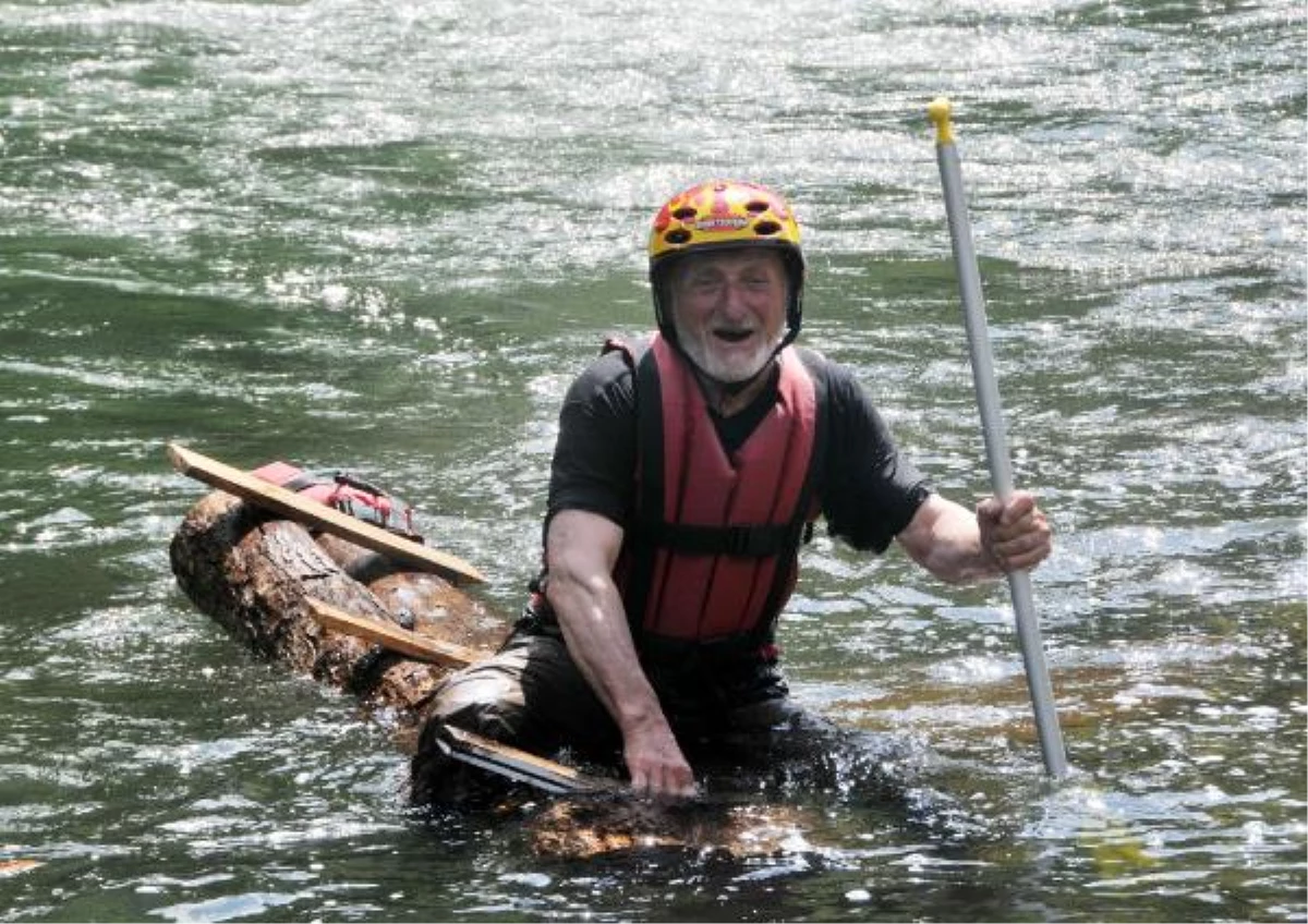 75\'lik Dede Kütükle Rafting Yaptı, İlk Denemede Devrildi