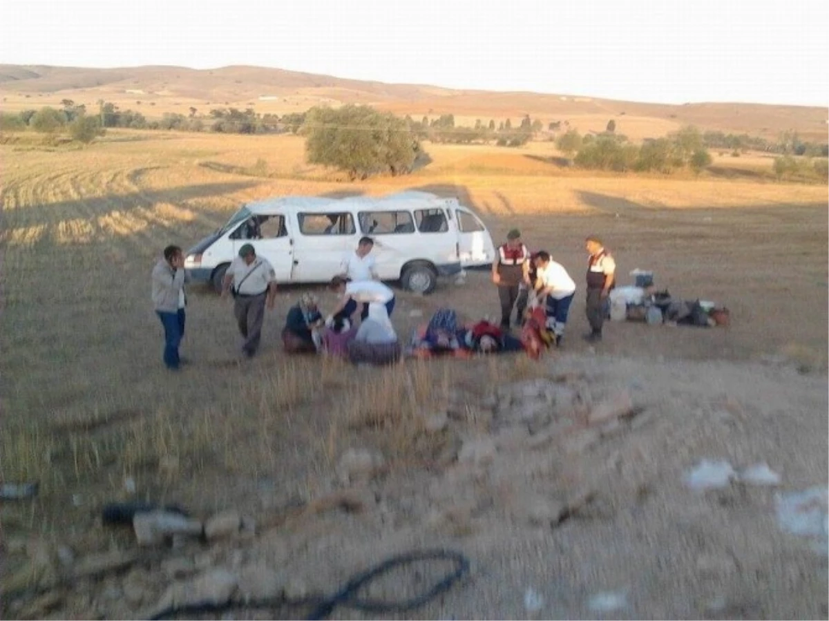 Afyon\'da Tarım İşçilerini Taşıyan Minibüs Şarampole Uçtu: 14 Yaralı