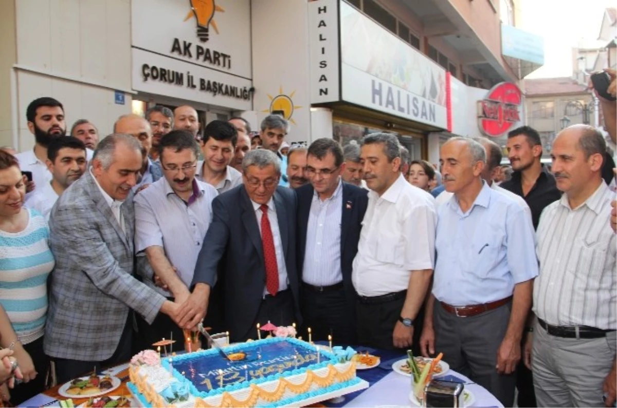 AK Parti Çorum Teşkilatı\'ndan Yaş Pastalı Kutlama