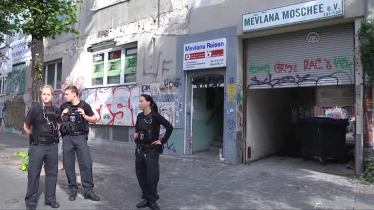 Politikacılar Berlin\'de Yanan Mevlana Camisini Ziyaret Etti