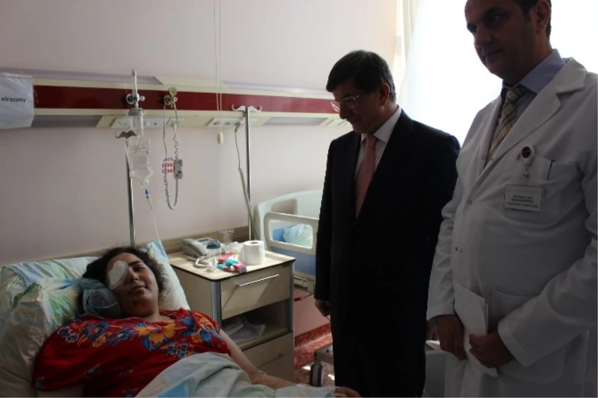 Dışişleri Bakanı Davutoğlu, Gazzeli Hastaları Ziyaret Etti