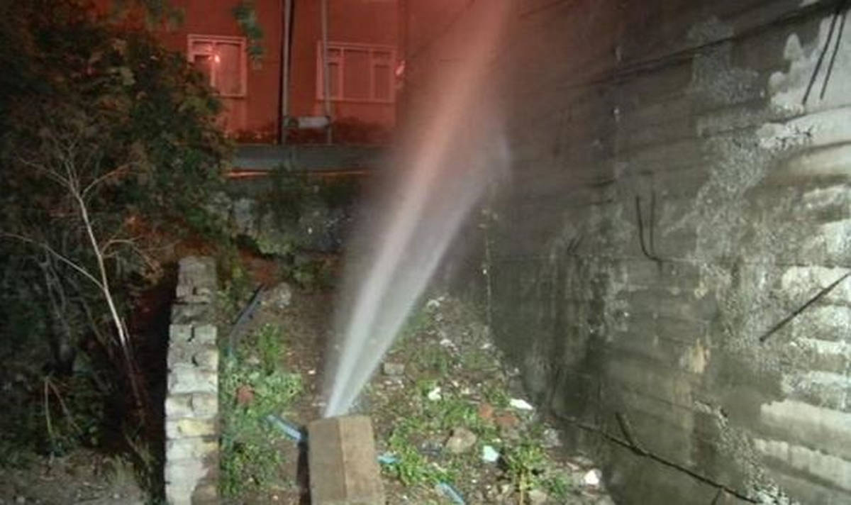 Maltepe\'de Boşa Akan Suya Vatandaşlar Tepki Gösterdi