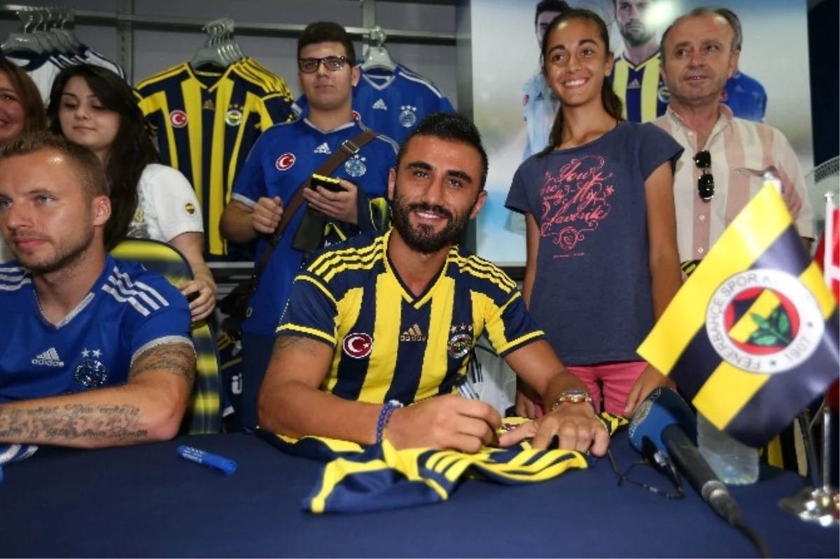 Fenerbahçeli Futbolcuların İmza Organizasyonları Devam Ediyor