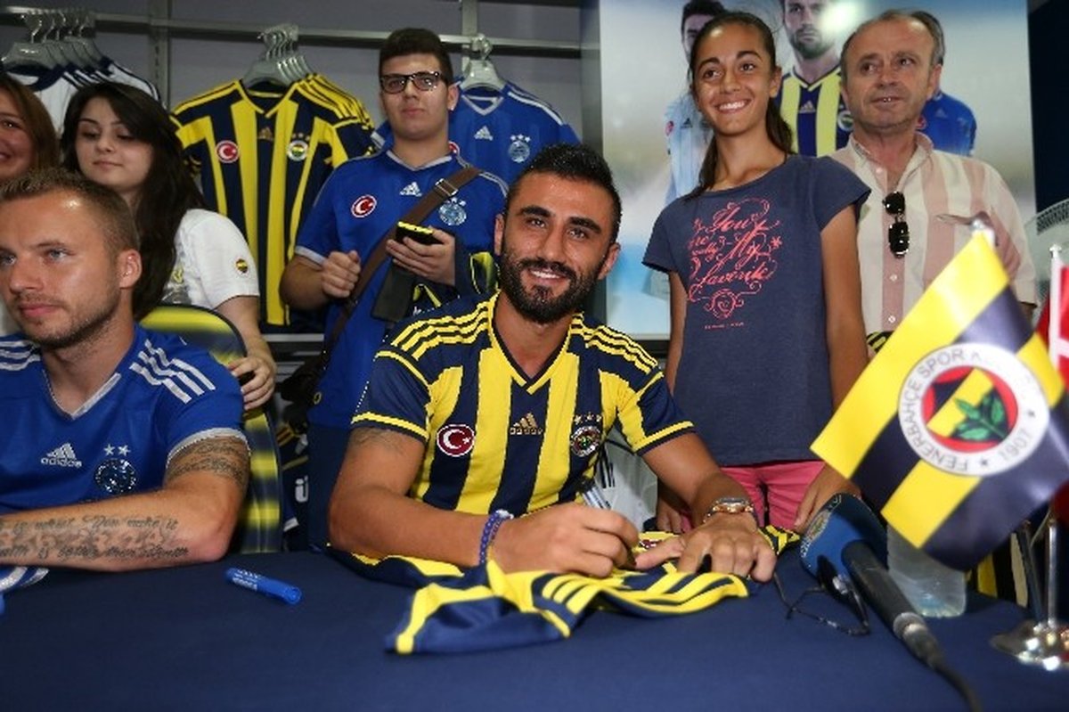 Fenerbahçeli Futbolcuların İmza Organizasyonları Devam Ediyor